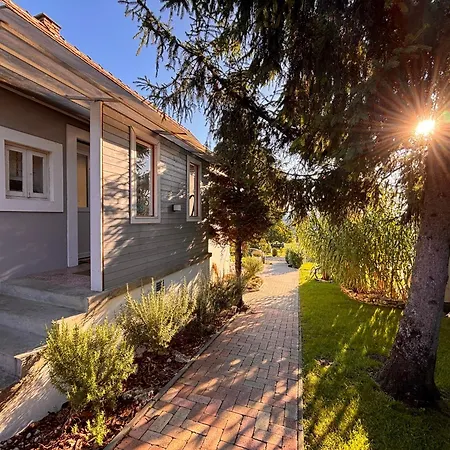 Dandelion Vendeghazak Case de vacanță Kisapati